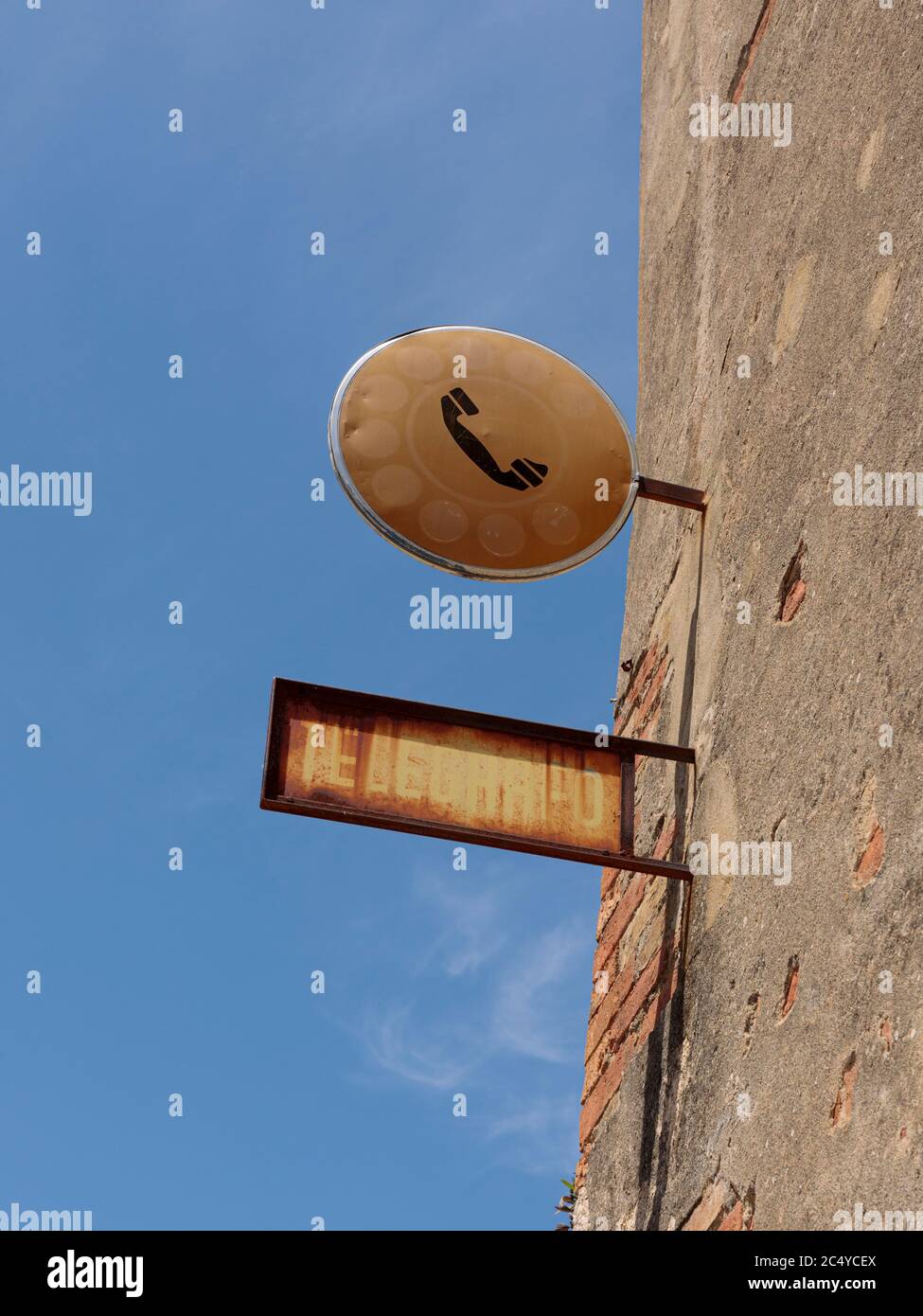 Altes Schild für ein öffentliches Telefon in Lucignano d’Asso, Toskana, Italien Stockfoto