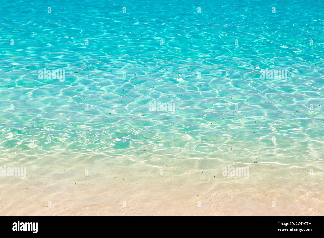 Klares Wasser Reflexionen auf flachen Sandboden, Thailand in einem Sommertag Stockfoto