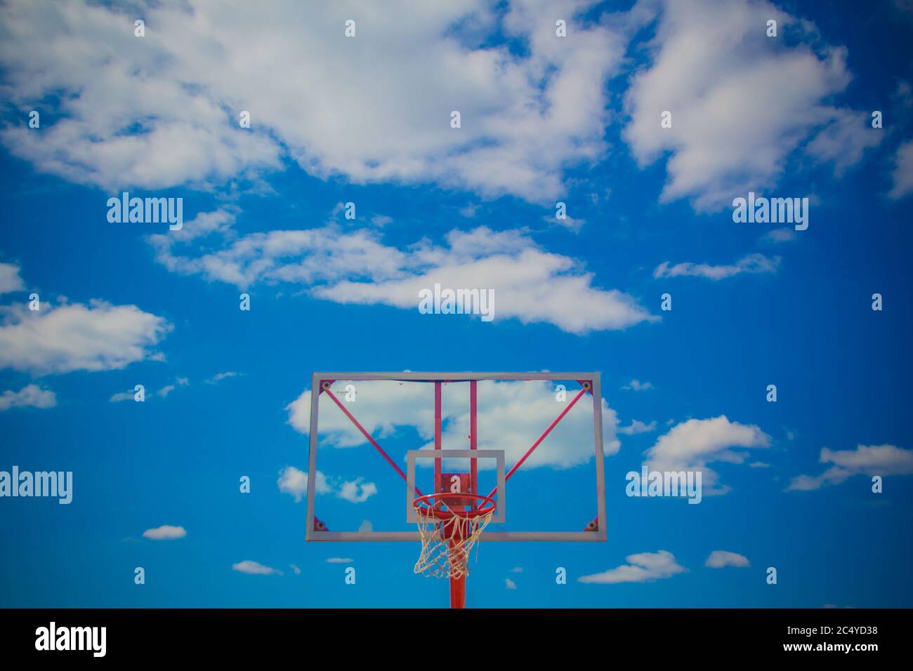Basketball Hoop und blauer Himmel Stockfoto