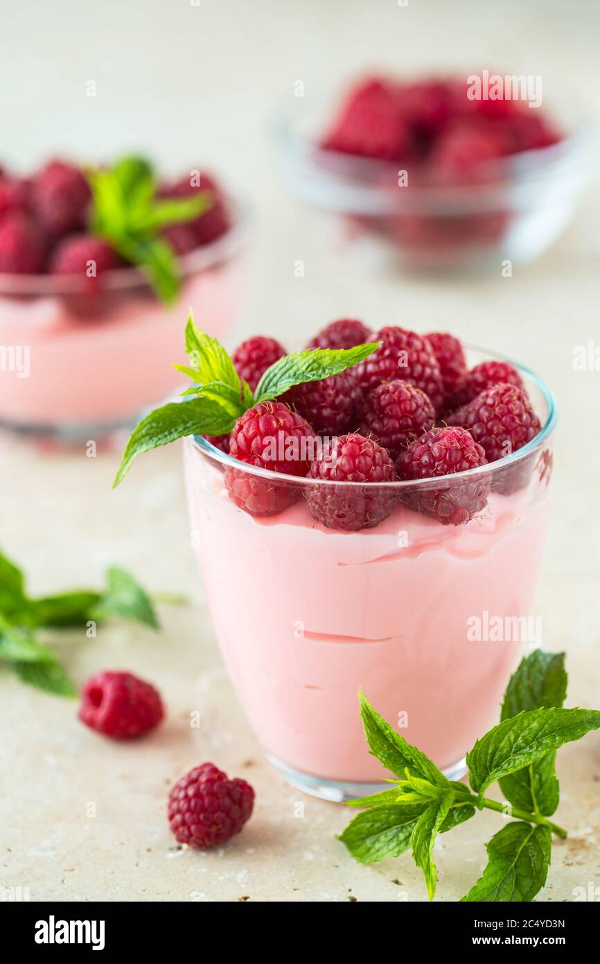 Himbeer-Dessert in der Glasschale Stockfoto