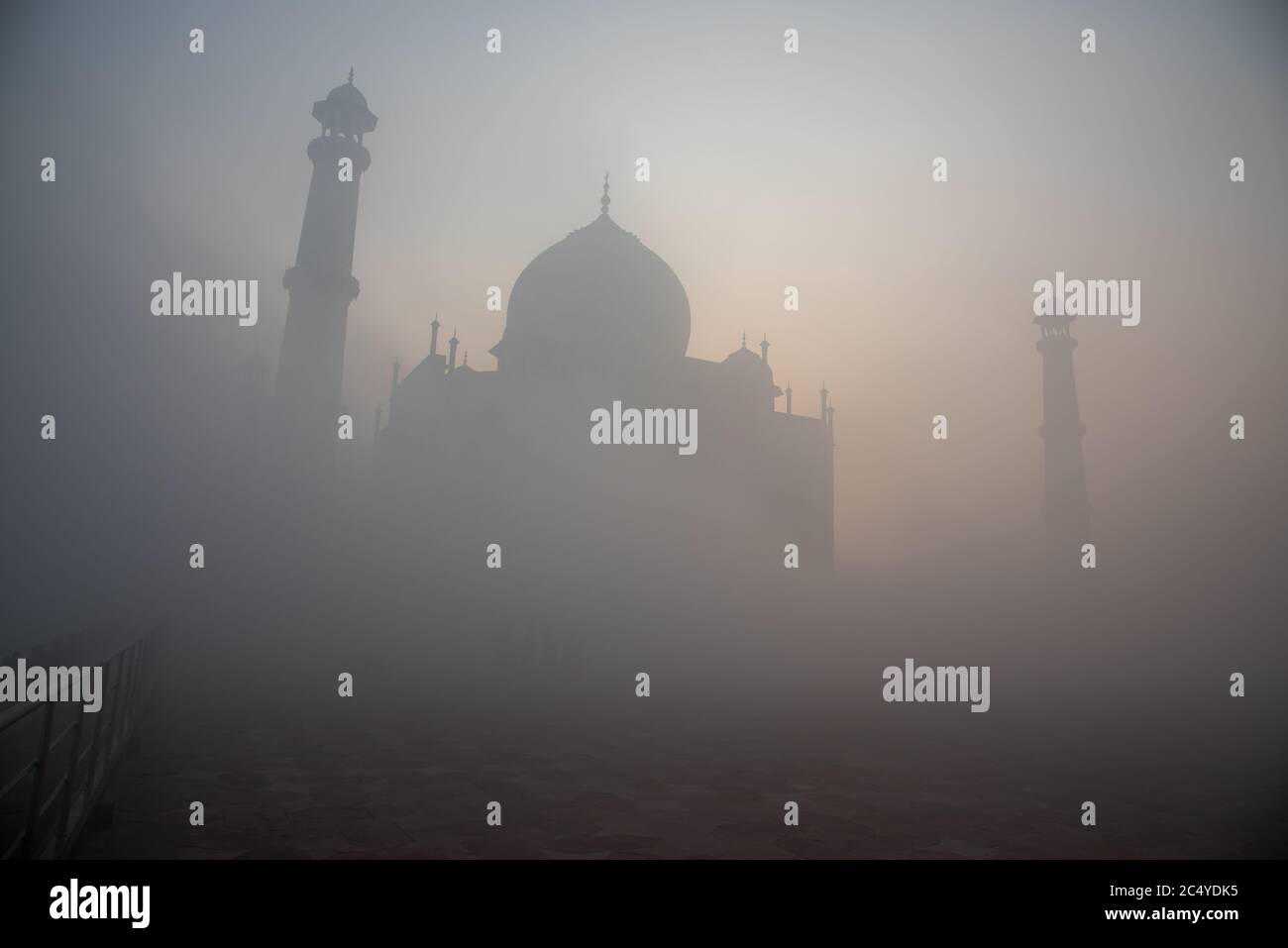 Nebliger Wintermorgen im Taj. Der dichte Nebel umhüllt das weiße Denkmal. Stockfoto