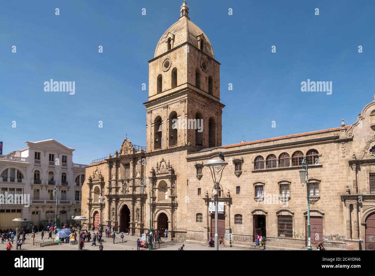 La Paz, Bolivien - 30. september 2018: Menschen auf dem Platz San Francicsco in La Paz, in Bolivien Stockfoto