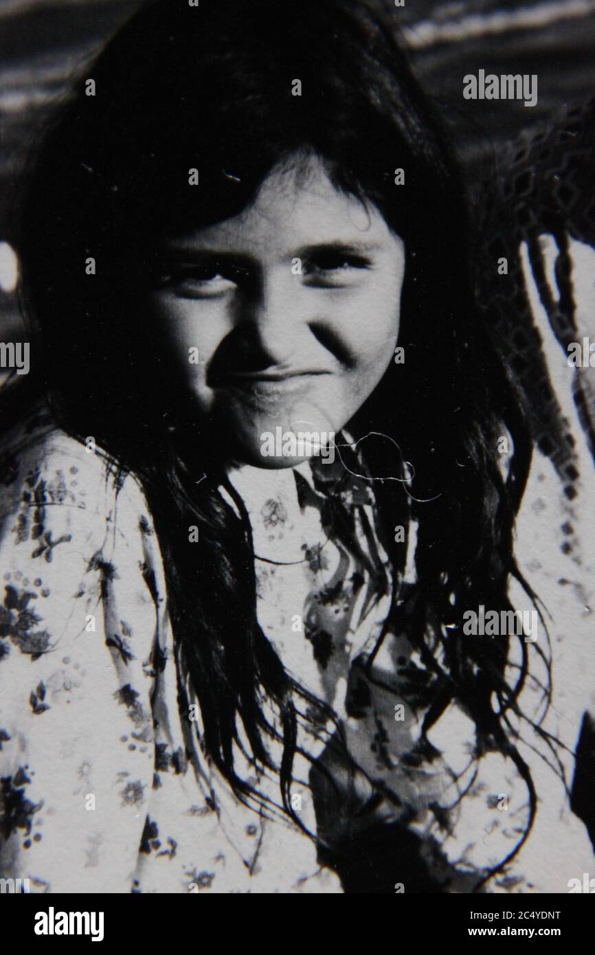 Feine 70s Vintage schwarz-weiß Fotografie eines jungen hispanischen Mädchen lächelt an der Kamera. Stockfoto