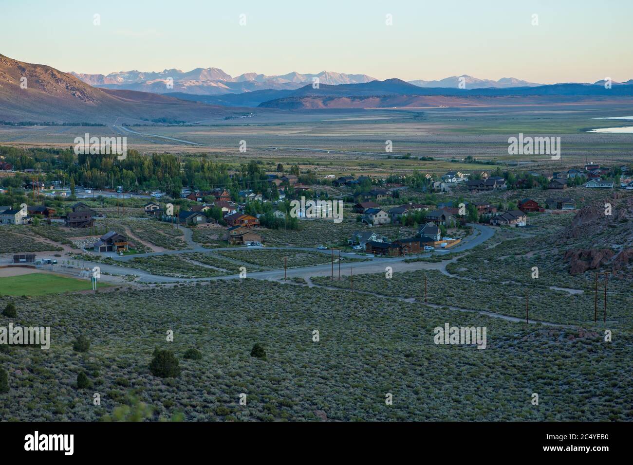 Die Gemeinde Crowley Lake liegt nur 12 Meilen südlich von Mammoth Lakes entlang des US Highway 395 California und überblickt einen riesigen Forellenanglersee mit dem gleichen Namen Stockfoto