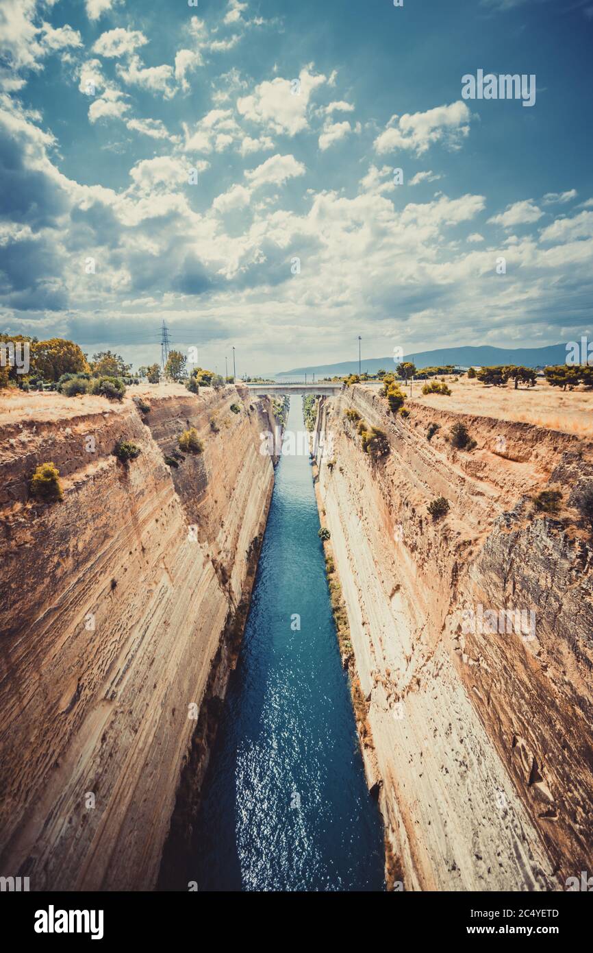 Korinth Kanal, Gezeitenwasserstraße über dem Isthmus von Korinth in Griechenland Stockfoto