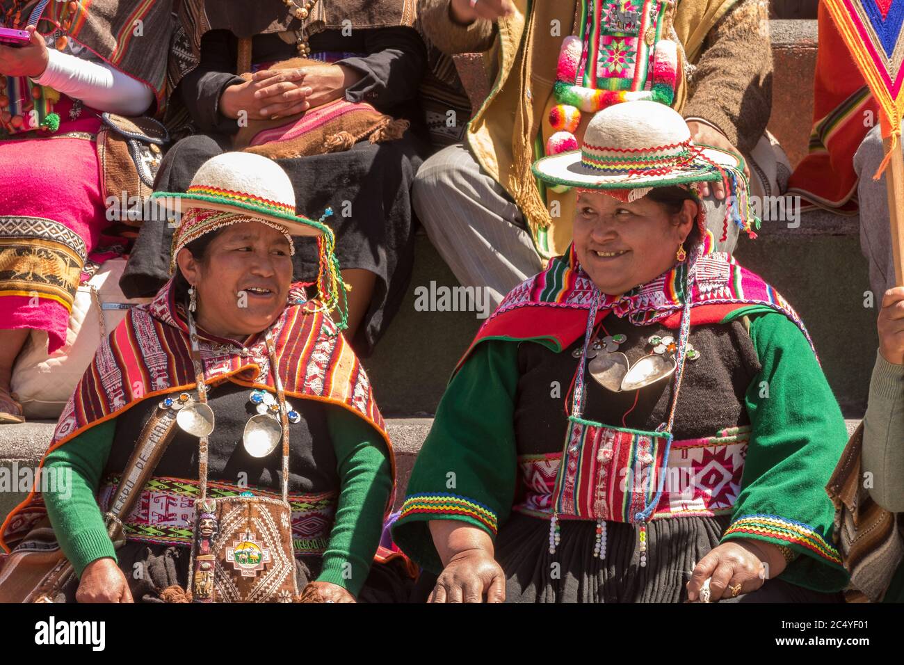 La Paz, Bolivien - 30. september 2018: Menschen in traditioneller Kleidung auf dem Platz San Francicsco in La Paz, in Bolivien Stockfoto