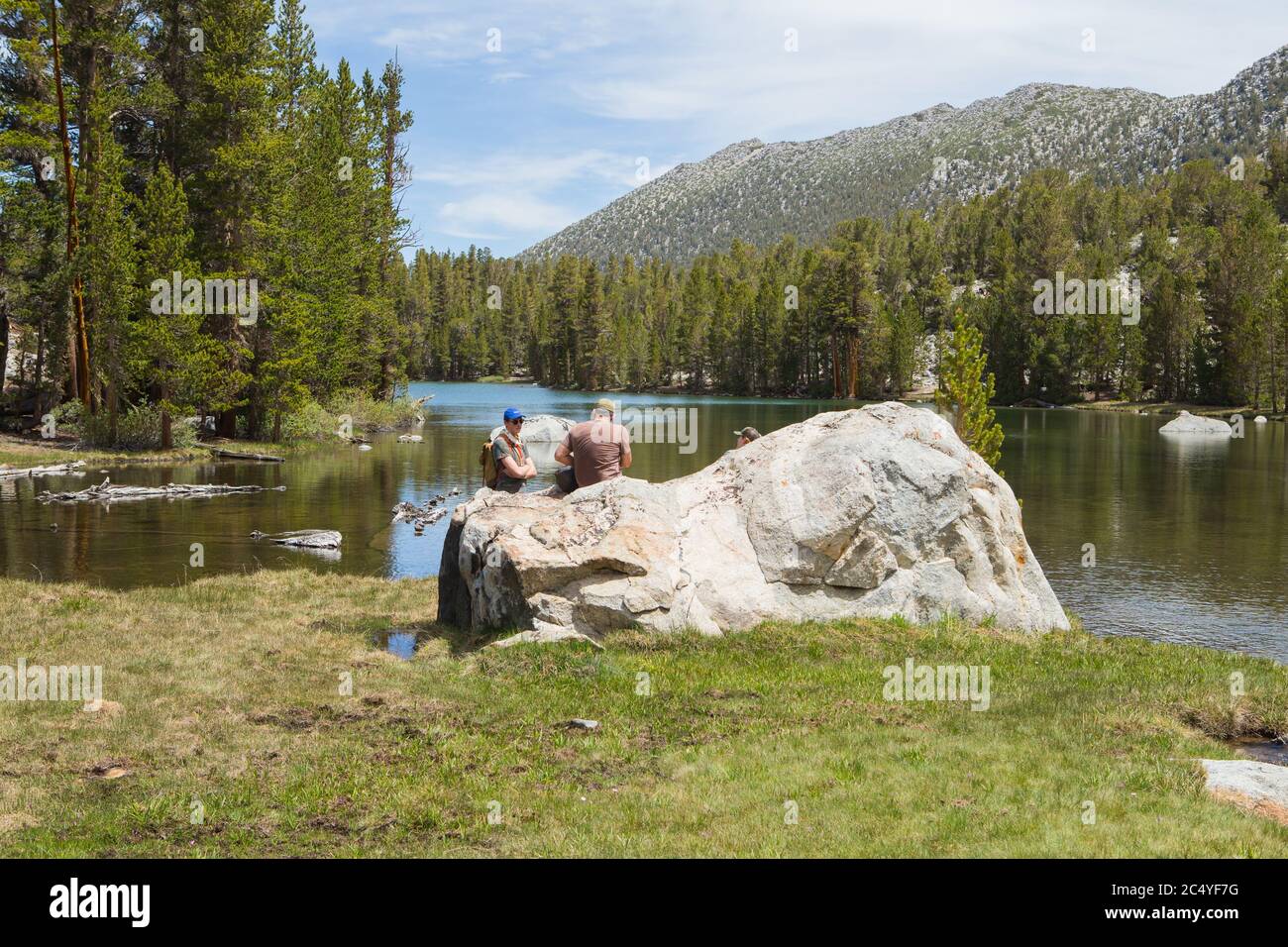 Wanderer ruhen auf einem Felsen am Dorothy See in den östlichen Sierra Nevada Bergen, Kalifornien ;USA Stockfoto