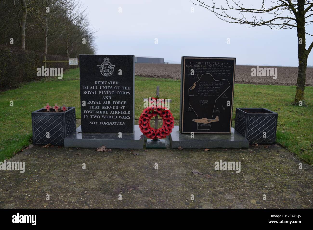 Gedenktafel für die Royal Air Force und das Royal Flying Corps der 339. Kampfgruppe, die in zwei Weltkriegen im Flugfeld Fowlmere diente Stockfoto