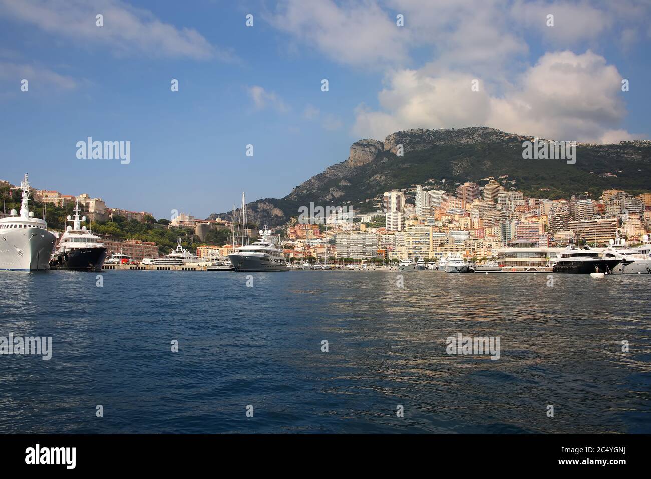 Blick vom Mittelmeer auf das Fürstentum Monaco und Monte Carlo mit seinen dichten Skyscrappern, dem Yachthafen, den Yachten, dem Palast und dem Casino. Stockfoto