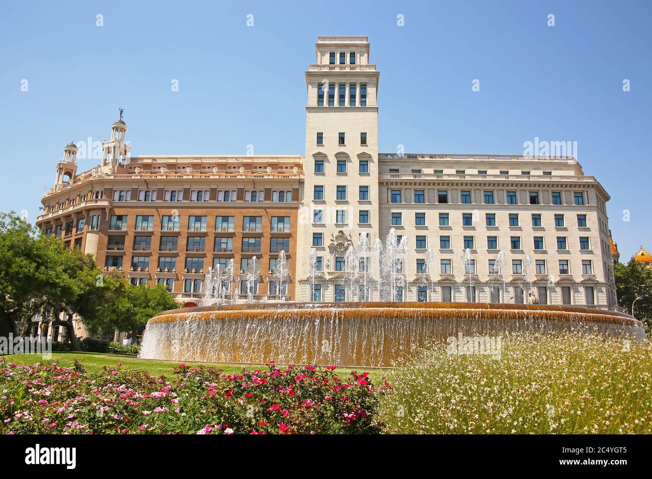 Wunderschöner Brunnen und Gärten im Zentrum der Stadt in der Innenstadt, Placa de Catalunya oder Catalonia Square, Barcelona, Spanien. Stockfoto