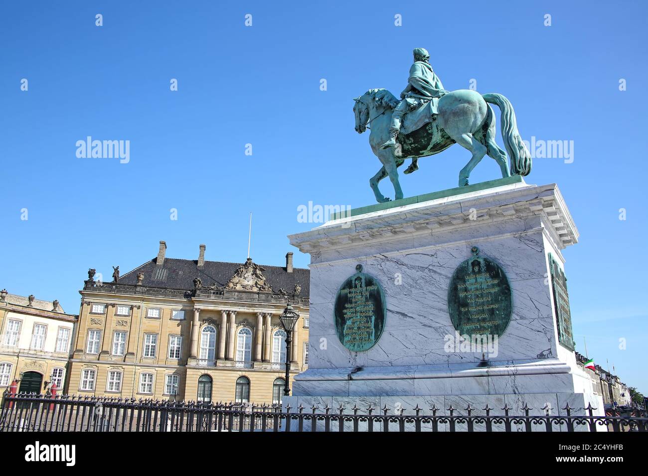 Schloss Amalienborg Platz mit einer Statue von Friedrich V. auf einem Pferd. Kopenhagen, Dänemark. Stockfoto Schloss Amalienborg Platz mit einer Statue von Friedrich V. auf einem Pferd. Kopenhagen, Dänemark. Stockfoto