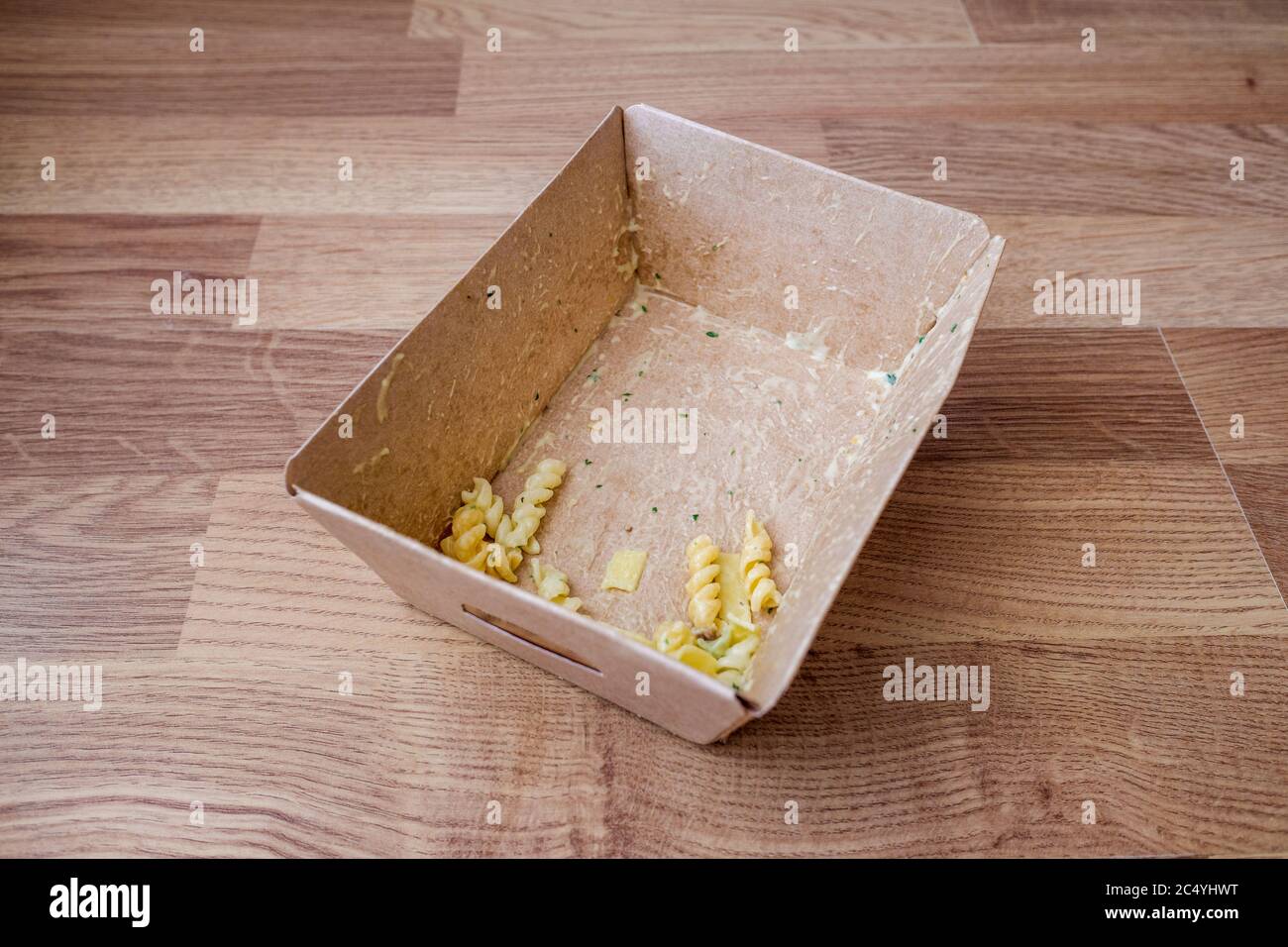 Kompostierbare Kartonschachtel mit vorgekochten Lebensmitteln mit Resten, kompostierbar. Stockfoto