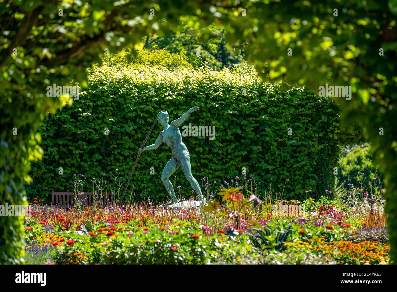 Der Grugapark, Essen, Botanischer Garten, Park für Freizeit und Erholung, Kunstwerk Javelin Werfer 1937, in Lindenrund, NRW, Deutschland Stockfoto