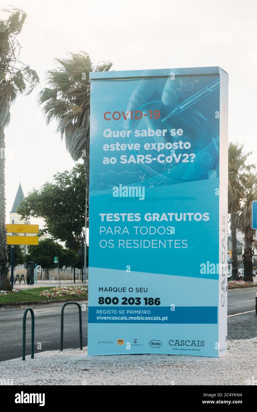 Anmelden Portugiesisch Bürger auffordern, kostenlose Tests für Coronavirus Covid-19 in Cascais, Portugal, durchzuführen Stockfoto