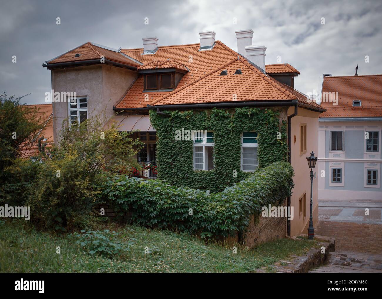 Serbien - dichtes Efeu bewachsenes Wohnhaus in der Stadt Petrovaradin in der Nähe von Novi Sad Stockfoto