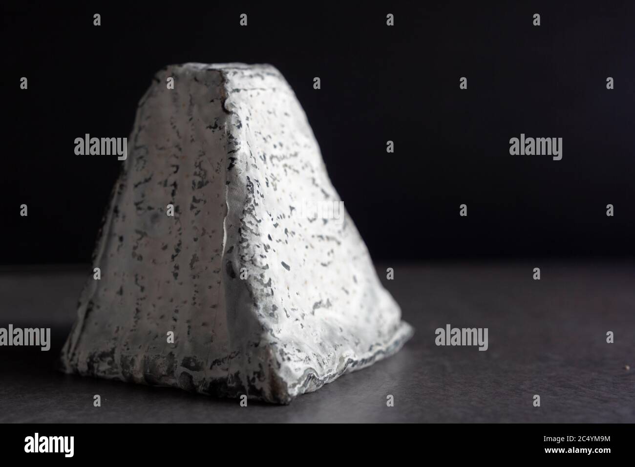 Eine mit Asche bedeckte Käsepyramide der Ziegen Stockfoto