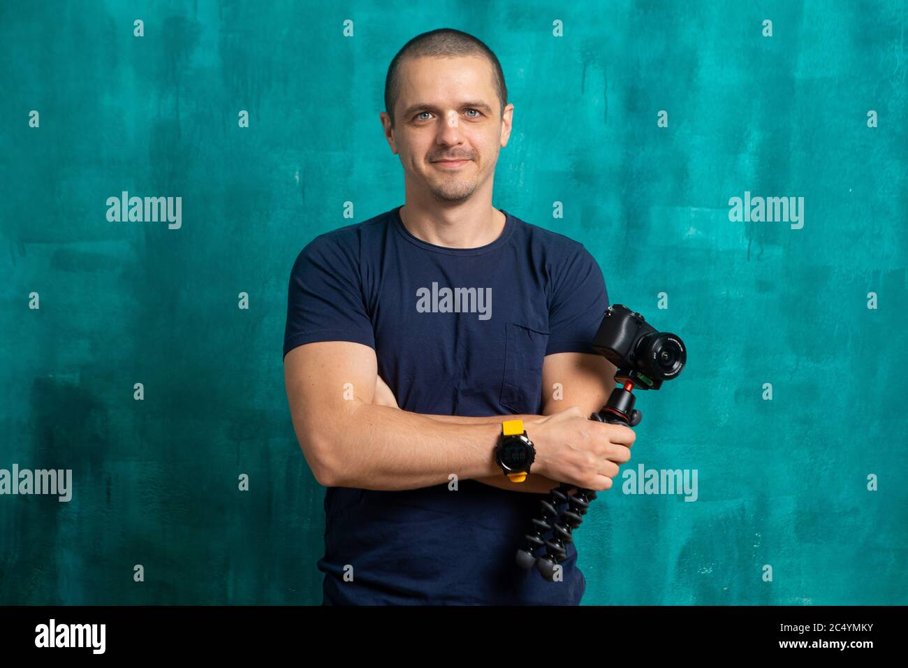 Porträt eines Mannes mit Kamera in den Händen in der Kamera Stockfoto