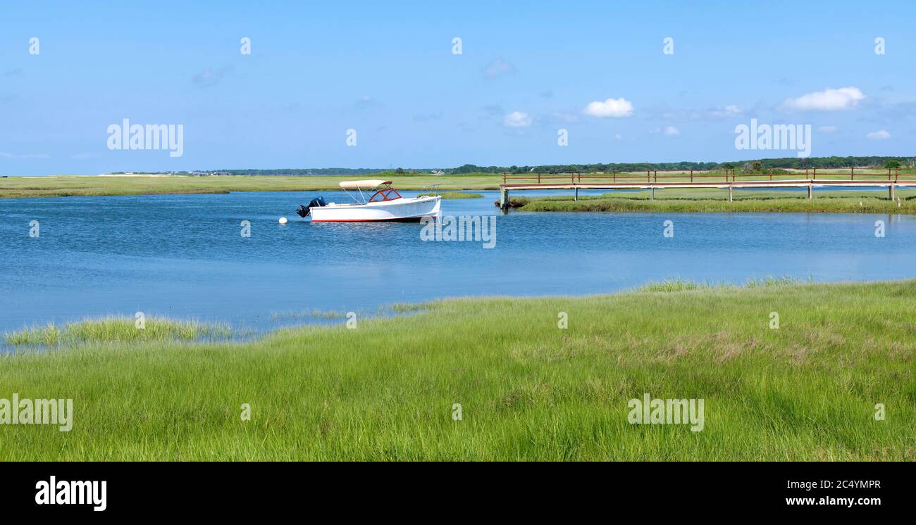 Ein Boot, das in einem Cape Cod Marsh, USA, festgemacht ist Stockfoto