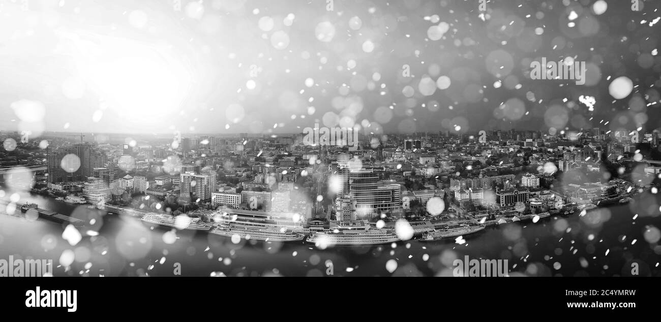 Panorama - Schneefall kommt in die Stadt. Rostow-am-Don. Russland. Luftaufnahme, Panorama der Stadt. Stockfoto