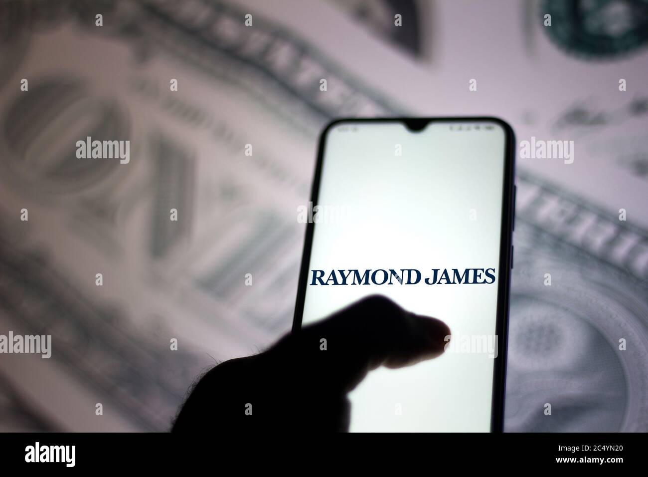 In dieser Abbildung ist das Raymond James Financial Logo auf einem Smartphone zu sehen. Stockfoto