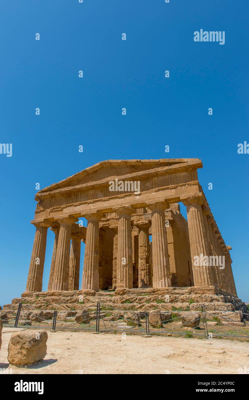 Der Tempel von Concordia (griechisch: Harmonia), erbaut um 440-430 v. Chr., der ein griechischer Tempel der antiken Stadt Akragas ist, der sich im Valle befindet Stockfoto