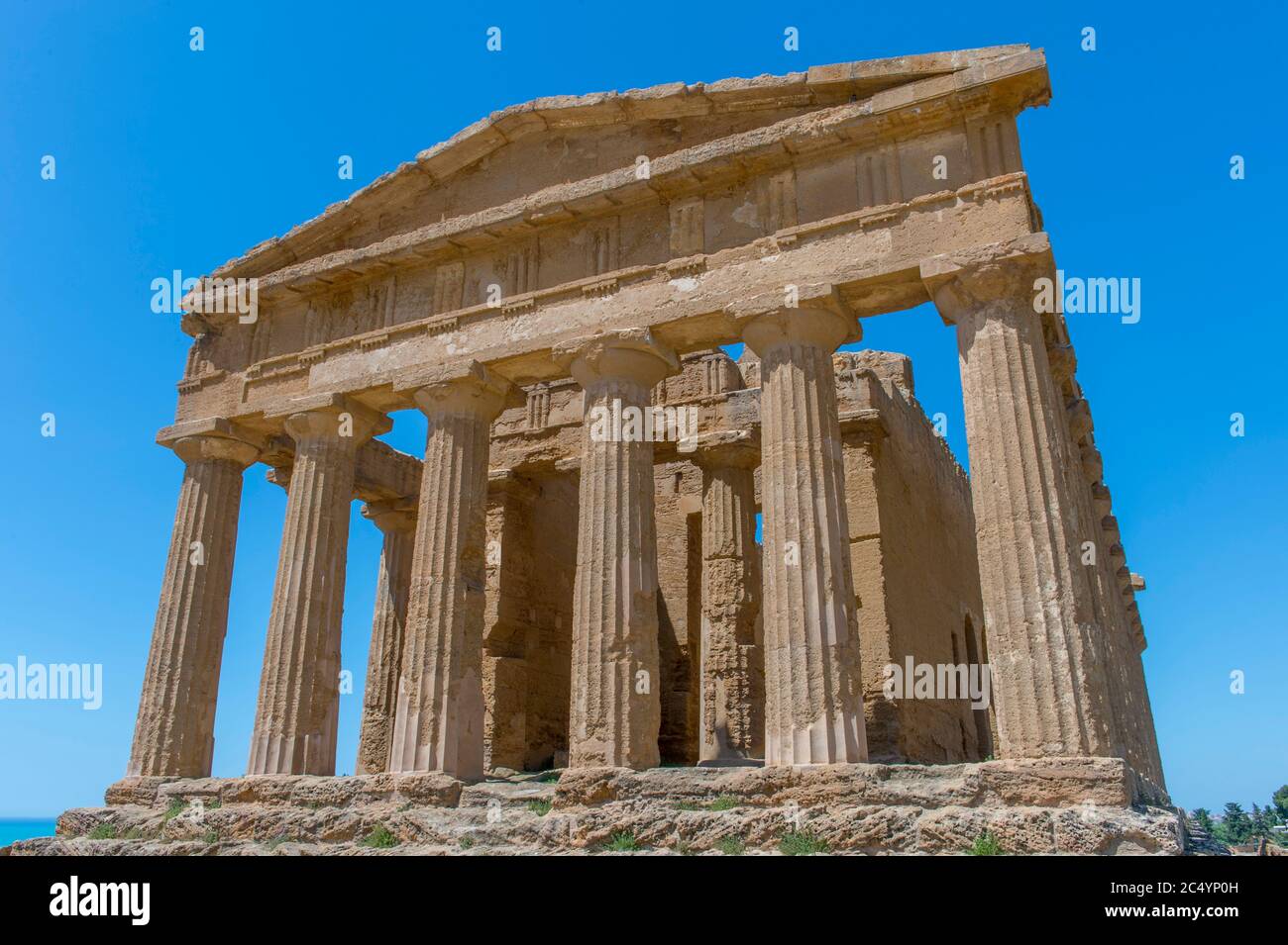 Der Tempel von Concordia (griechisch: Harmonia), erbaut um 440-430 v. Chr., der ein griechischer Tempel der antiken Stadt Akragas ist, der sich im Valle befindet Stockfoto