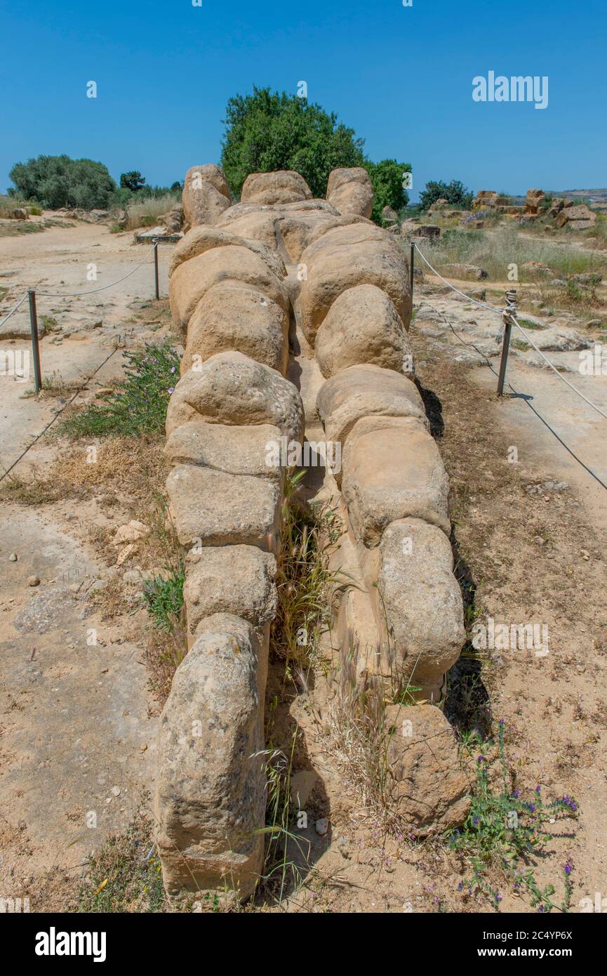 Überreste eines Atlasses des griechischen Tempels des Olympischen Zeus in Agrigent, Sizilien war der größte dorische Tempel je gebaut, befindet sich im alten c Stockfoto