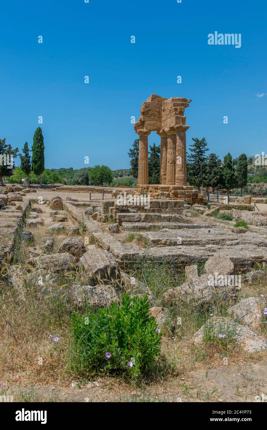Der Tempel der Dioscuri (Castor und Pollux), 5. Jahrhundert v. Chr., ist ein griechischer Tempel der antiken Stadt Akragas, im Valle dei Templi in EINEM Stockfoto