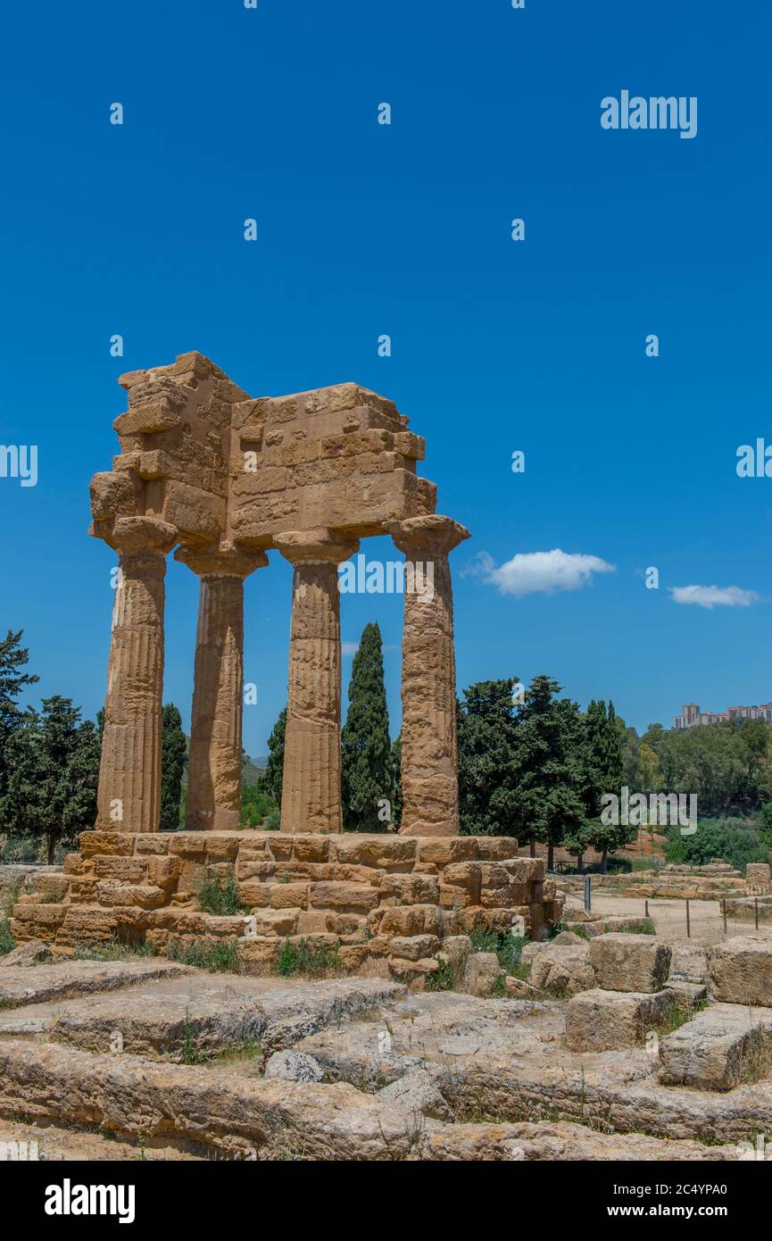 Der Tempel der Dioscuri (Castor und Pollux), 5. Jahrhundert v. Chr., ist ein griechischer Tempel der antiken Stadt Akragas, im Valle dei Templi in EINEM Stockfoto
