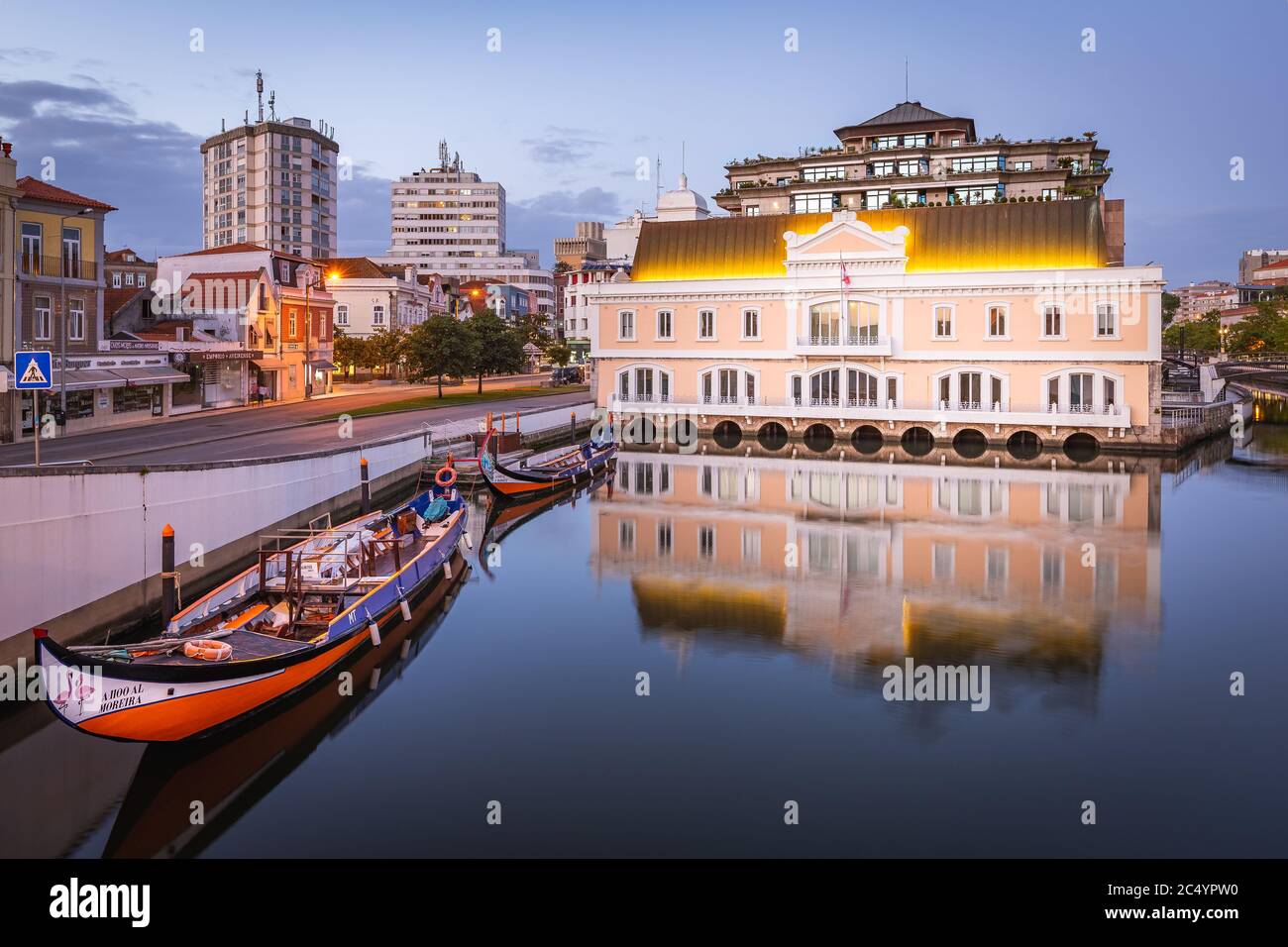 Sonnenuntergang Blick auf die Innenstadt von Aveiro mit seinem Fluss und klassischen Booten in Portugal Stockfoto