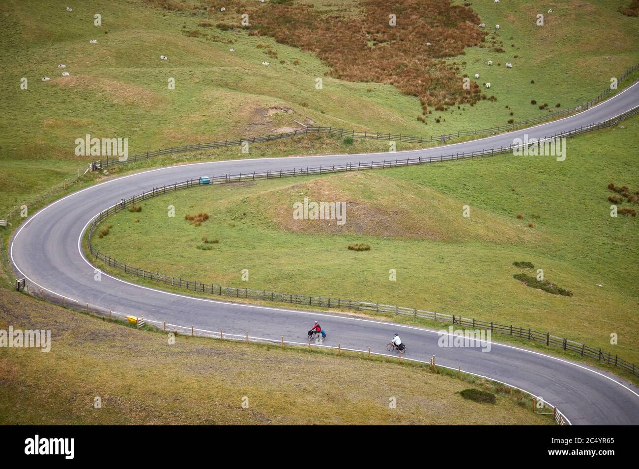 Radfahrer vom Mam Tor Hügel bei Castleton in der High Peak of Derbyshire, England Stockfoto