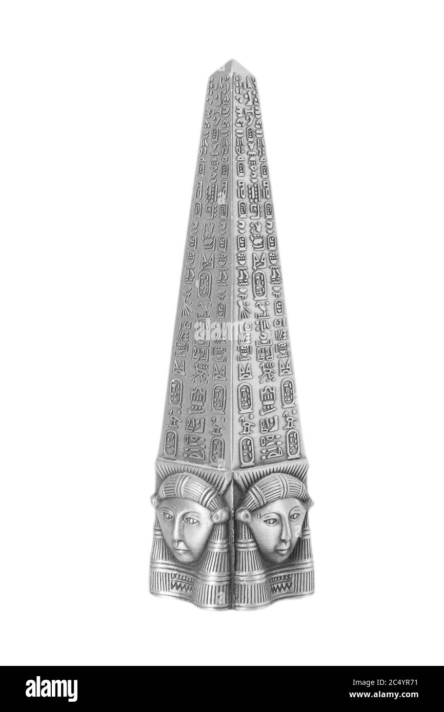 Ägyptischer Obelisk aus Metall auf weißem Hintergrund Stockfoto