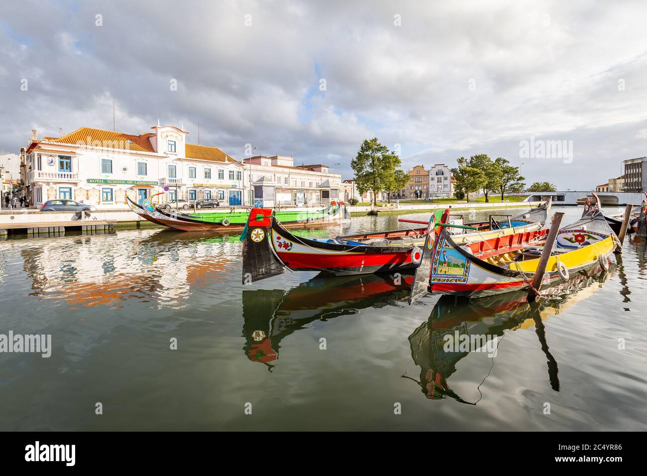 Bunte Moliceiro Bootsfahrten in Aveiro sind bei Touristen beliebt, um die Aussicht auf die charmanten Kanäle zu genießen. Stockfoto