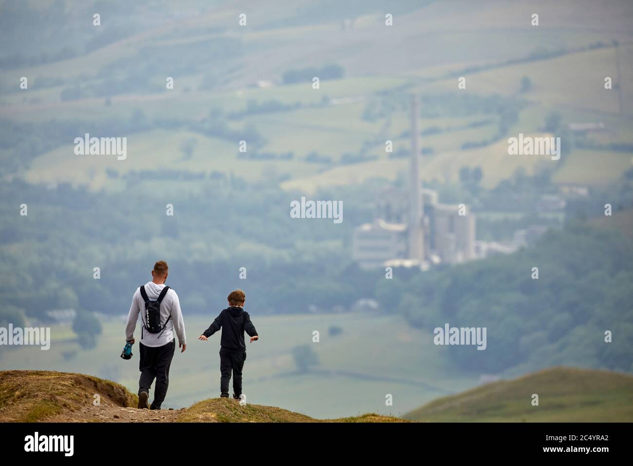 Gipfel Mam Tor Hügel bei Castleton in der High Peak of Derbyshire, England mit Zementwerken im Tal Stockfoto