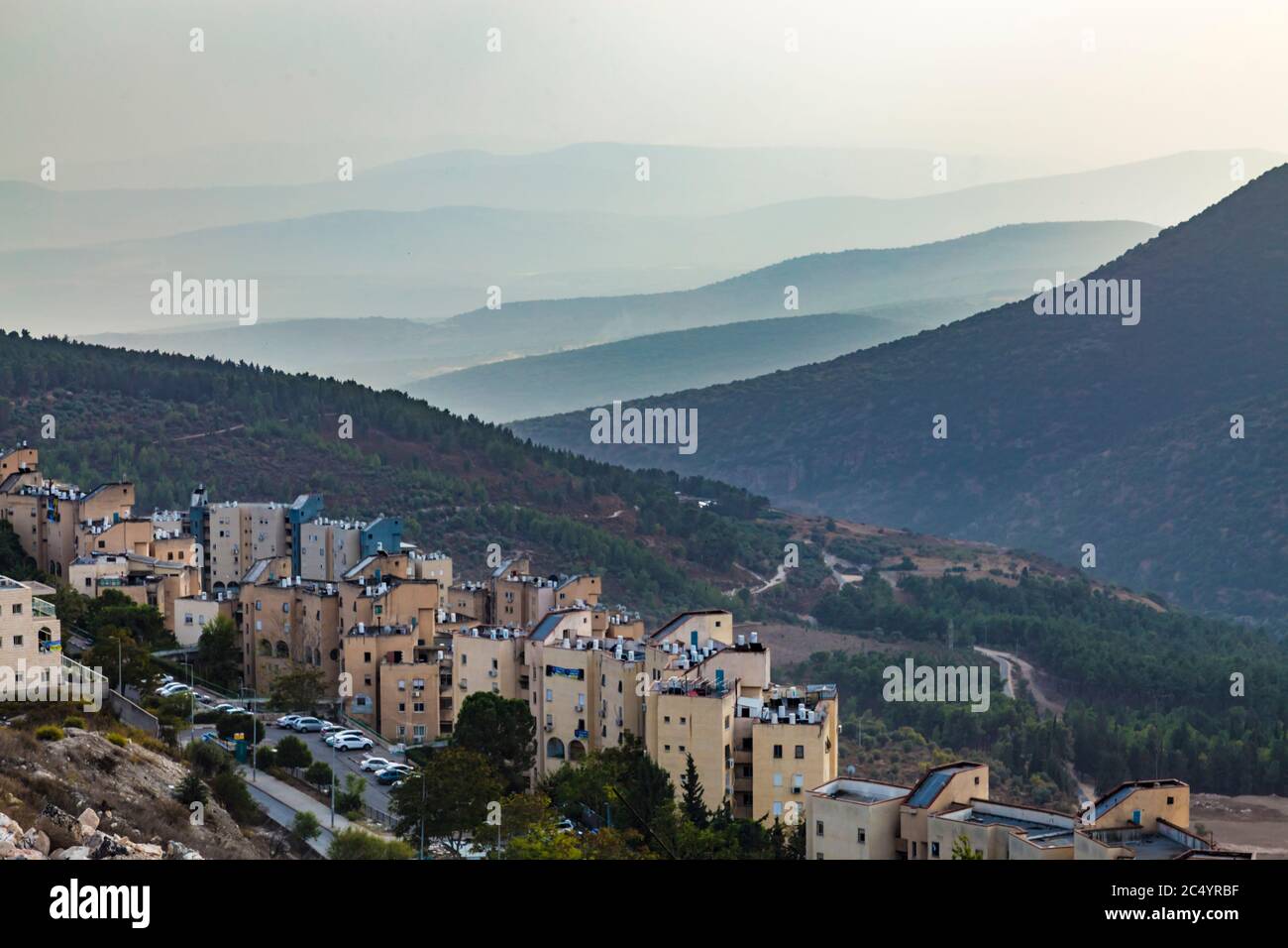 Blick auf die Berge von Galiläa von der Heiligen Stadt Safed oder Tsfat Israel am Abend. Berge im Nebel. Stockfoto