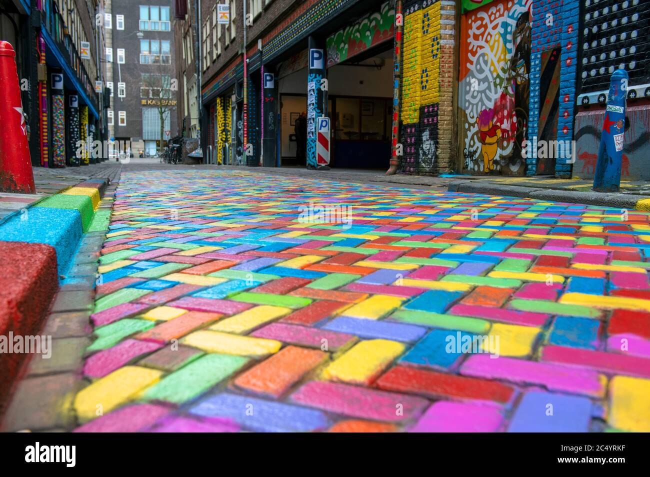 Bunte Pflastersteine auf einer Straße im Zentrum von Amsterdam, Niederlande  Stockfotografie - Alamy