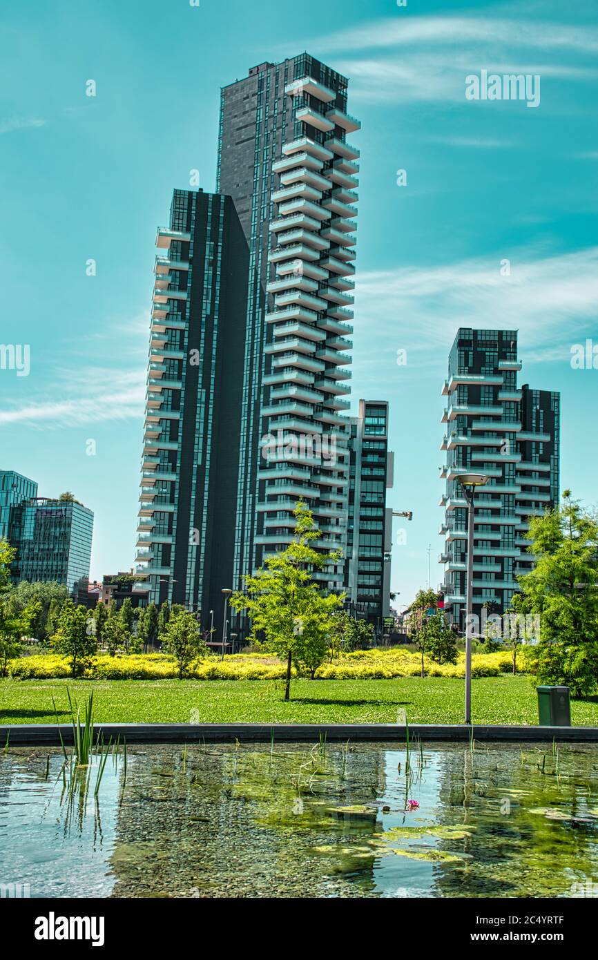 Mailand, Italien, 06.29.2020: Blick von der Bibliothek der Bäume Park, Parco Biblioteca degli Alberi Milano von futuristischen, Luxus-Apartments und Büros innerhalb Th Stockfoto