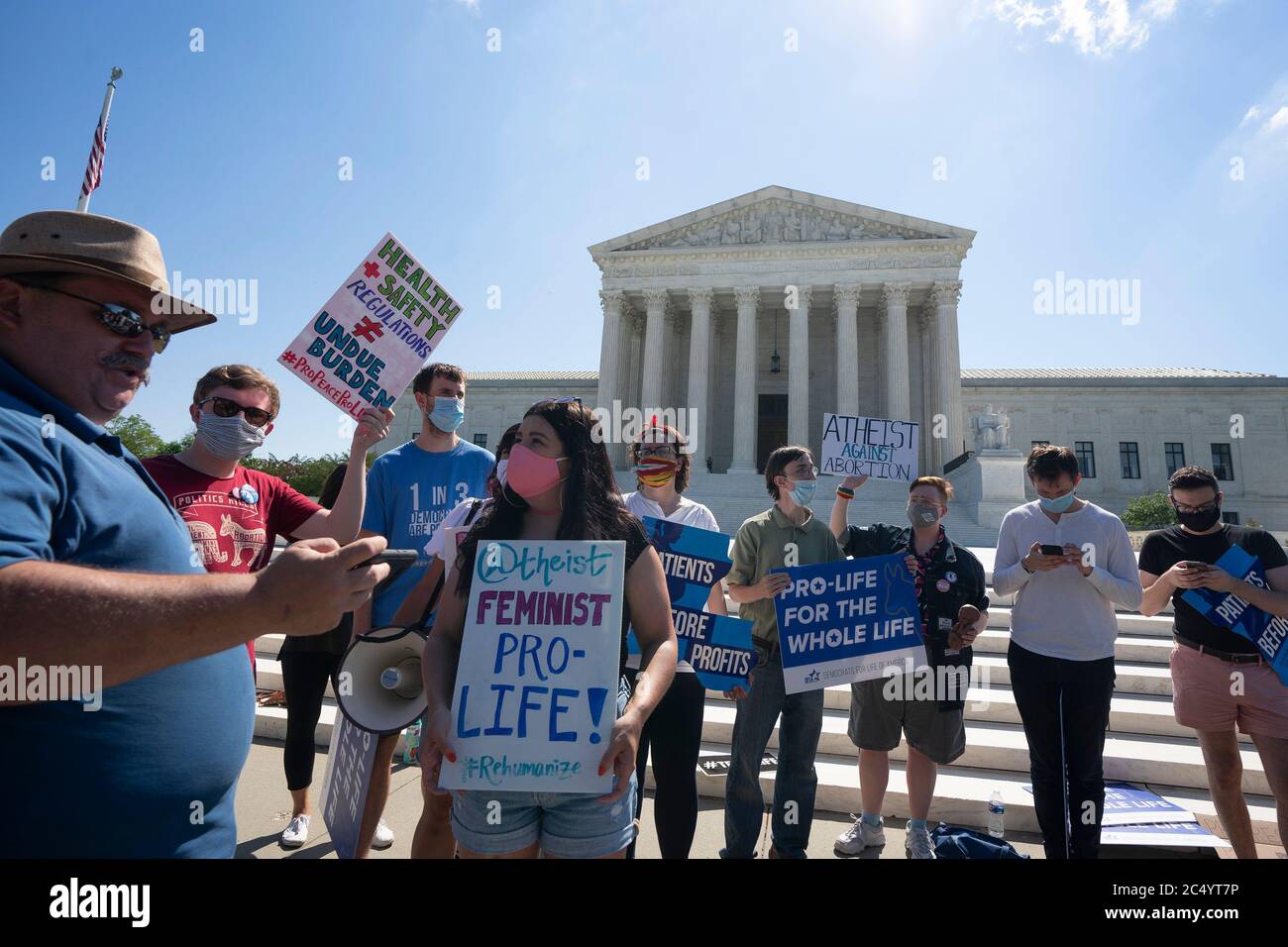 Pro-Life-Aktivisten treffen sich am Montag, den 29. Juni 2020 vor dem Obersten Gerichtshof der Vereinigten Staaten in Washington, DC, USA. Das Gericht hat am Montag Morgen in Louisiana ein Urteil aus dem Jahr 5-4 erlassen, das ein restriktives Abtreibungsgesetz blockiert. Quelle: Stefani Reynolds/CNP /MediaPunch Stockfoto