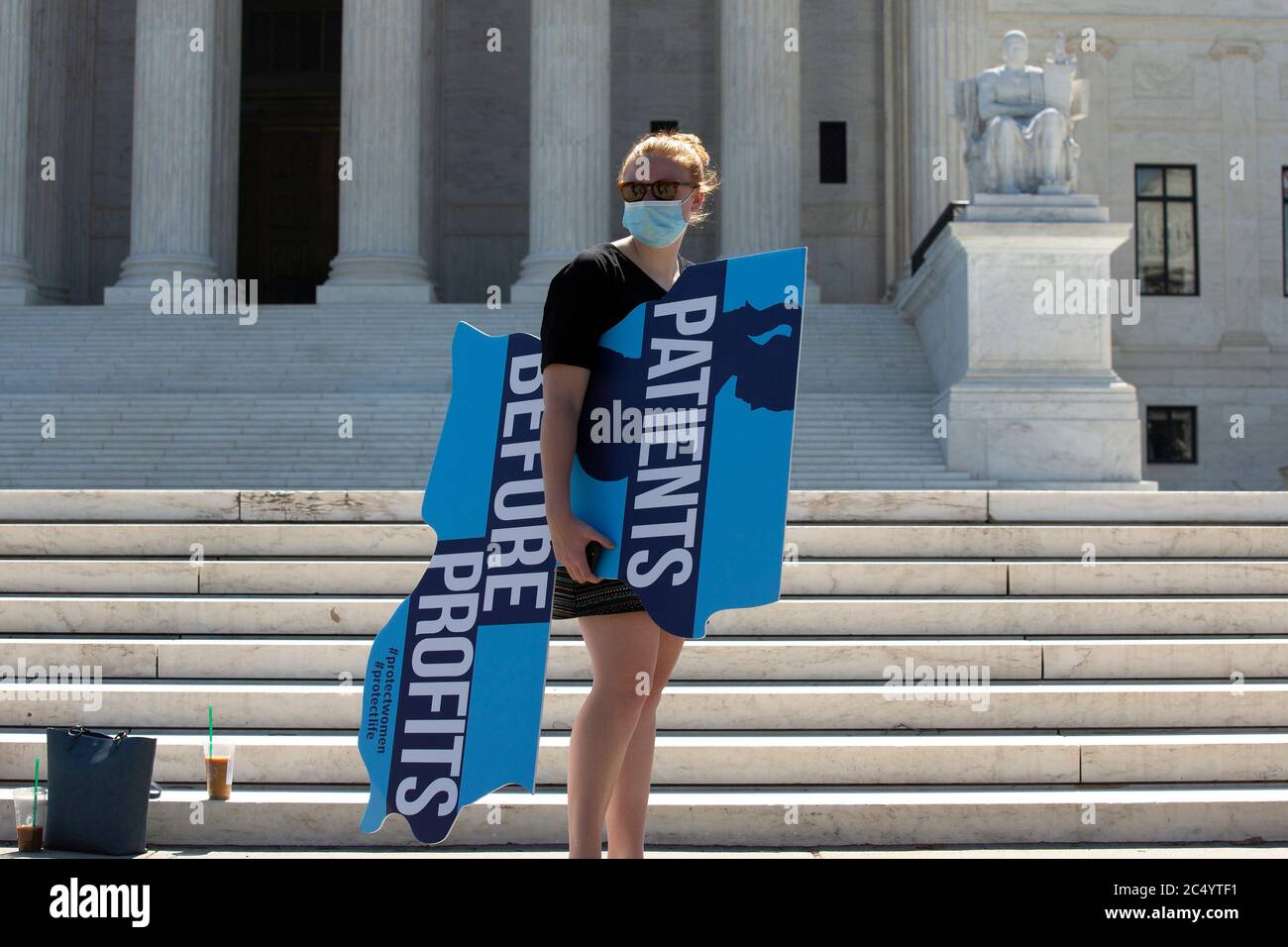 Pro-Life-Aktivisten treffen sich am Montag, den 29. Juni 2020 vor dem Obersten Gerichtshof der Vereinigten Staaten in Washington, DC, USA. Das Gericht hat am Montag Morgen in Louisiana ein Urteil aus dem Jahr 5-4 erlassen, das ein restriktives Abtreibungsgesetz blockiert. Quelle: Stefani Reynolds/CNP /MediaPunch Stockfoto