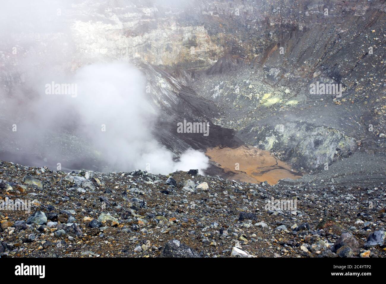 Der Vulkan Lokon Krater in Manado, Indonesien Stockfoto