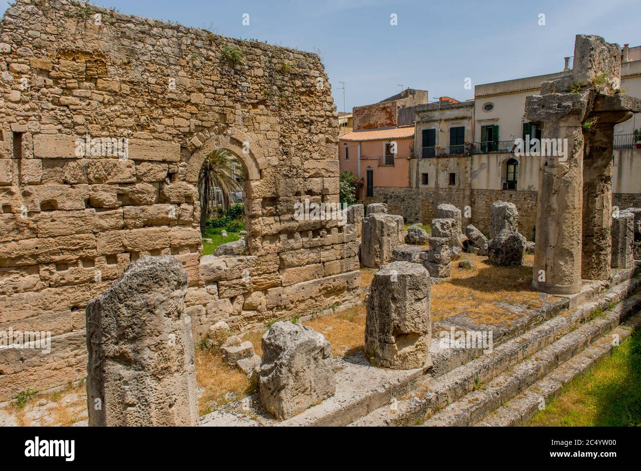 Der Apollotempel ist eines der wichtigsten antiken griechischen Denkmäler in Ortygia, der Altstadt von Syrakus, und liegt vor der Piazza Pa Stockfoto Der Apollotempel ist eines der wichtigsten antiken griechischen Denkmäler in Ortygia, der Altstadt von Syrakus, und liegt vor der Piazza Pa Stockfoto