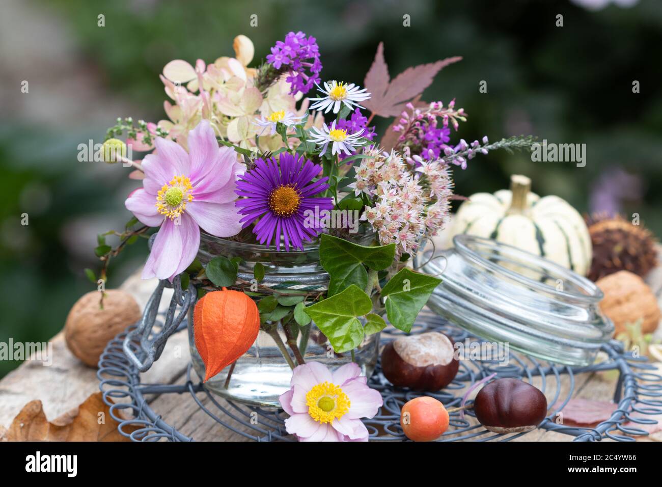 Blumenstrauß im Herbst in Pastellfarben in Glas Stockfoto