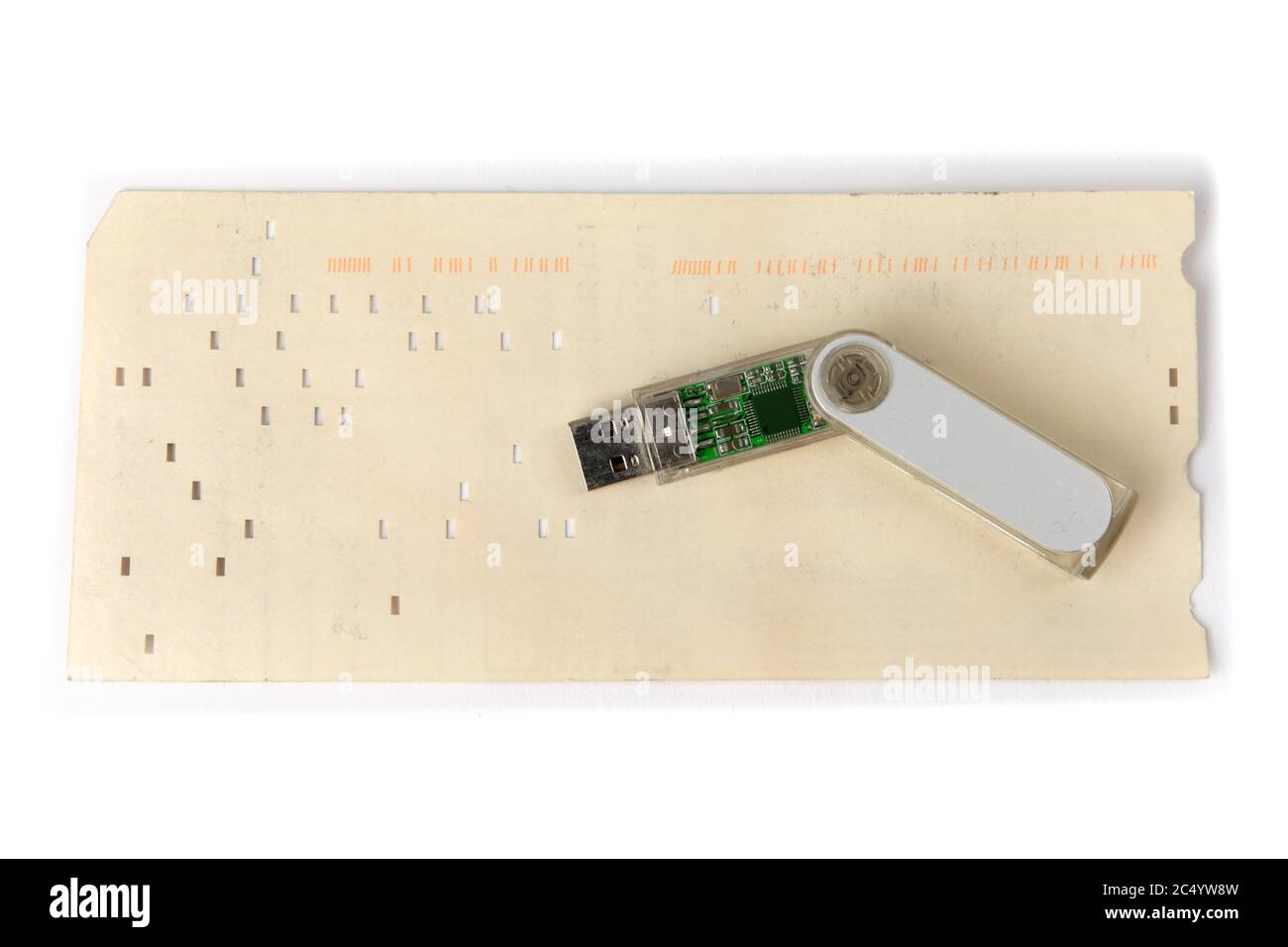 Die Geschichte der Computer-Datenspeicher, vintage 80 Spalte Computer Punch-Karte und ein moderner USB-Speicherstick Stockfoto