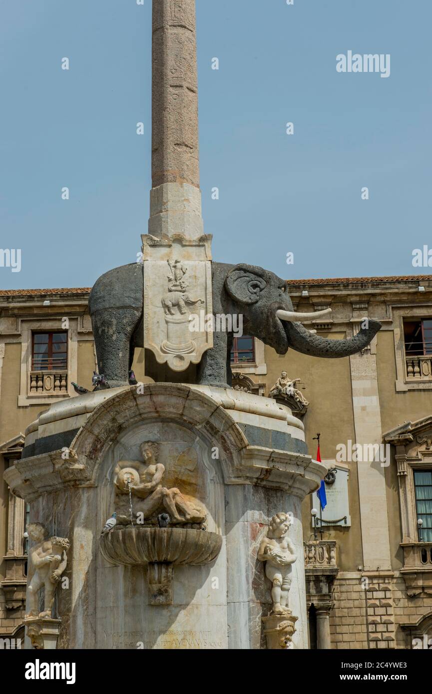 Der Liotru, das Symbol von Catania, auf der Piazza Duomo in Catania auf der Insel Sizilien, Italien. Stockfoto