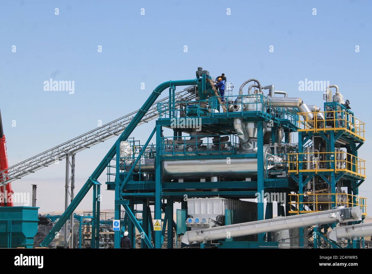 Ölleitungen in einer petrochemischen Anlage während der Öl- und Gasproduktion Stockfoto