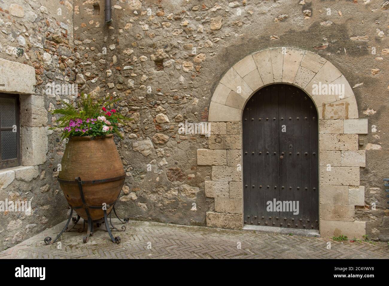 Hofszene im Palazzo Corvaja (Palazzo Corvaja auf Italienisch), einem mittelalterlichen sizilianischen Palast, der aus dem 10. Jahrhundert in der kleinen Stadt stammt Stockfoto
