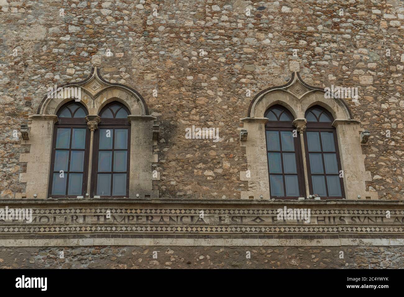 Detail des Palazzo Corvaja (Palazzo Corvaja auf Italienisch), ein mittelalterlicher sizilianischer Palast, der aus dem 10. Jahrhundert in der kleinen Stadt Taorm stammt Stockfoto