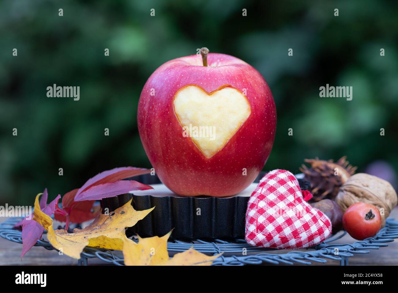 Herbstschmuck mit Apfel mit Herz-Ornament Stockfoto