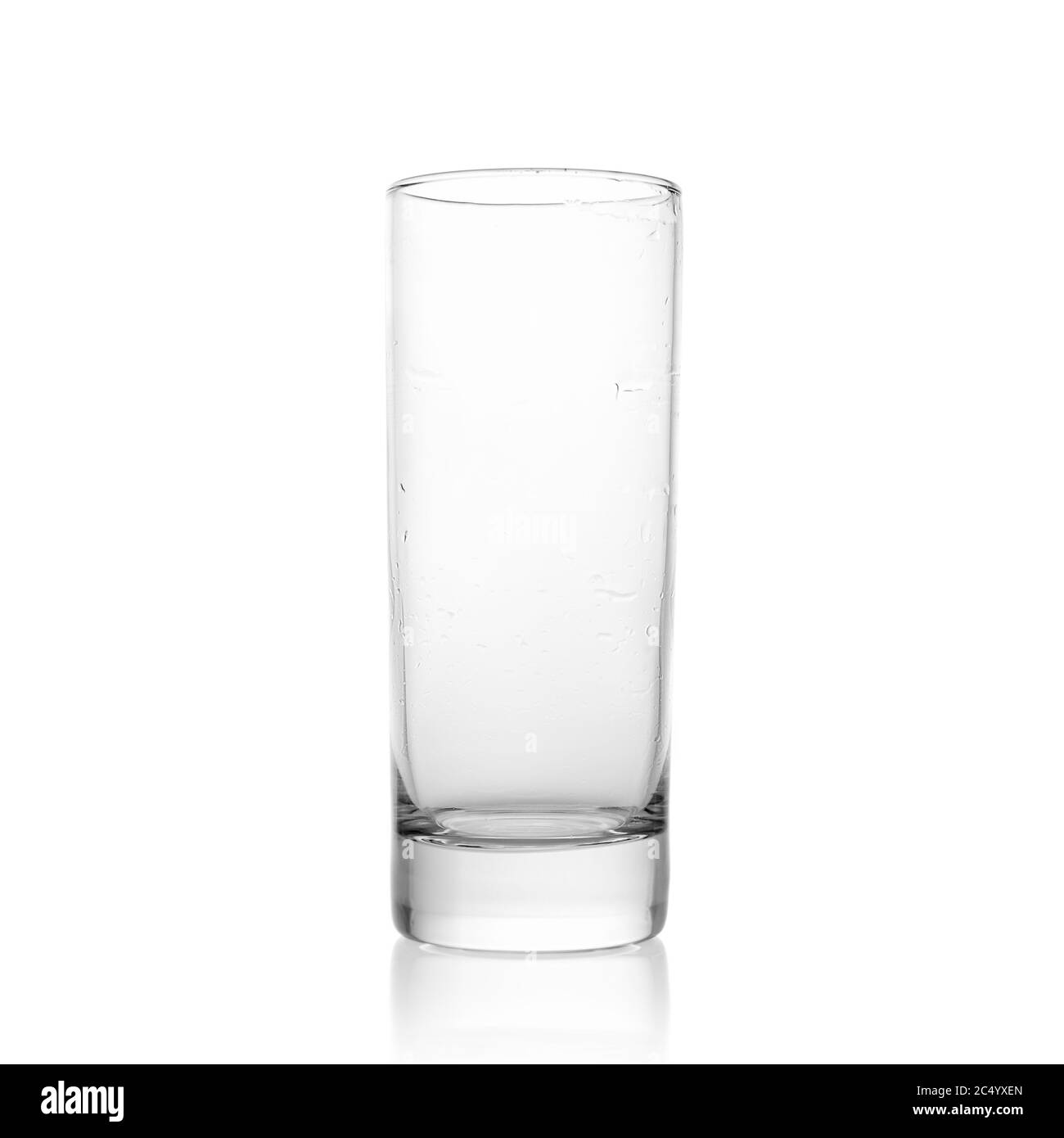 Glasbecher auf weißem Hintergrund. Hohes Glas, H20 Stockfoto