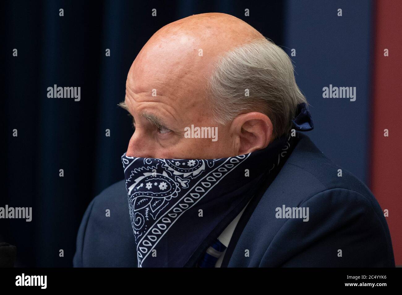 Die US-amerikanische Vertreterin Louie Gohmert (Vertreterin von Texas) verwendet eine Gesichtsbedeckung während der Anhörung des US-Ausschusses für natürliche Ressourcen zum Thema "der Angriff der US-Parkpolizei auf friedliche Demonstranten am Lafayette Square" auf dem Capitol Hill in Washington, DC, USA, 29. Juni 2020. Der Tod von George Floyd, während in Minneapolis Polizeigewahrsam hat Proteste gefordert Polizeireform und Rassengleichheit ausgelöst. Inmitten von Protesten räumten Behörden am Lafayette Square am 01. Juni 2020 ab, bevor US-Präsident Donald J. Trump durch den Park ging und die St. John's Church besuchte.Quelle: Michael Reynolds/Pool via CN Stockfoto